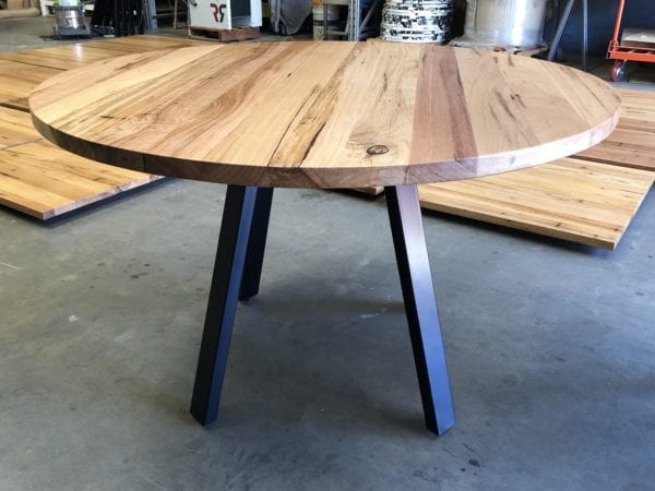 Hawk round table 120 cm diameter.