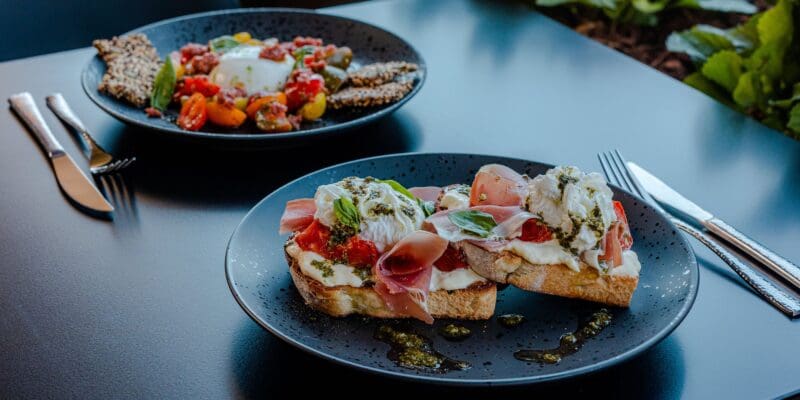 Aluminium table tops are hygienic and easy to clean and maintain.